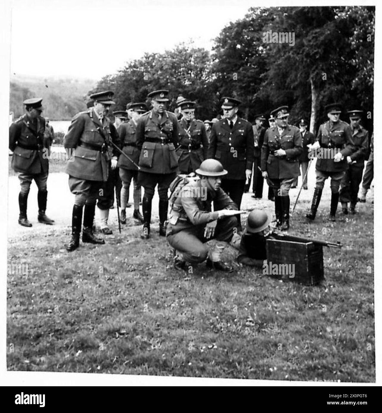 Negativo - il generale Sir Alan Brooke ha assistito a una dimostrazione dei metodi di addestramento della fanteria durante la visita. (Da sinistra a destra) col. Folsom Everest, CIGS. E C.O.G.inC. Maggiore generale Hollard che guarda la dimostrazione. Negativo fotografico, British Army Foto Stock