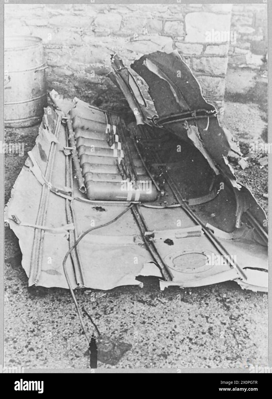 LA BATTAGLIA DELLA GRAN BRETAGNA 1940 - bottiglie di ossigeno in una sezione di fusoliera di un caccia Messerschmitt BF 110 abbattute vicino a Bristol. Negativo fotografico, Royal Air Force Foto Stock