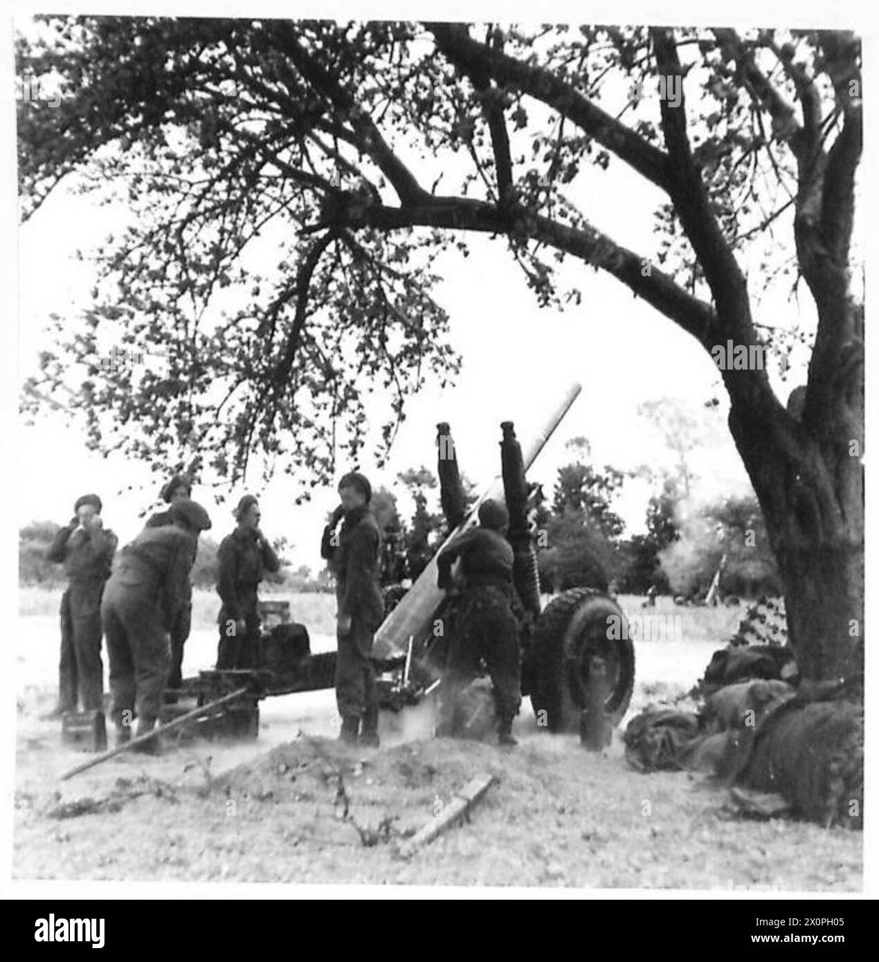 L'artiglieria alleata della 211 Battery, 64th Medium Regiment, 50th Division spara un cannone da 4,5 pollici a sostegno della fanteria nei pressi di Tilly-sur-Seulles durante la campagna di Normandia. Foto Stock