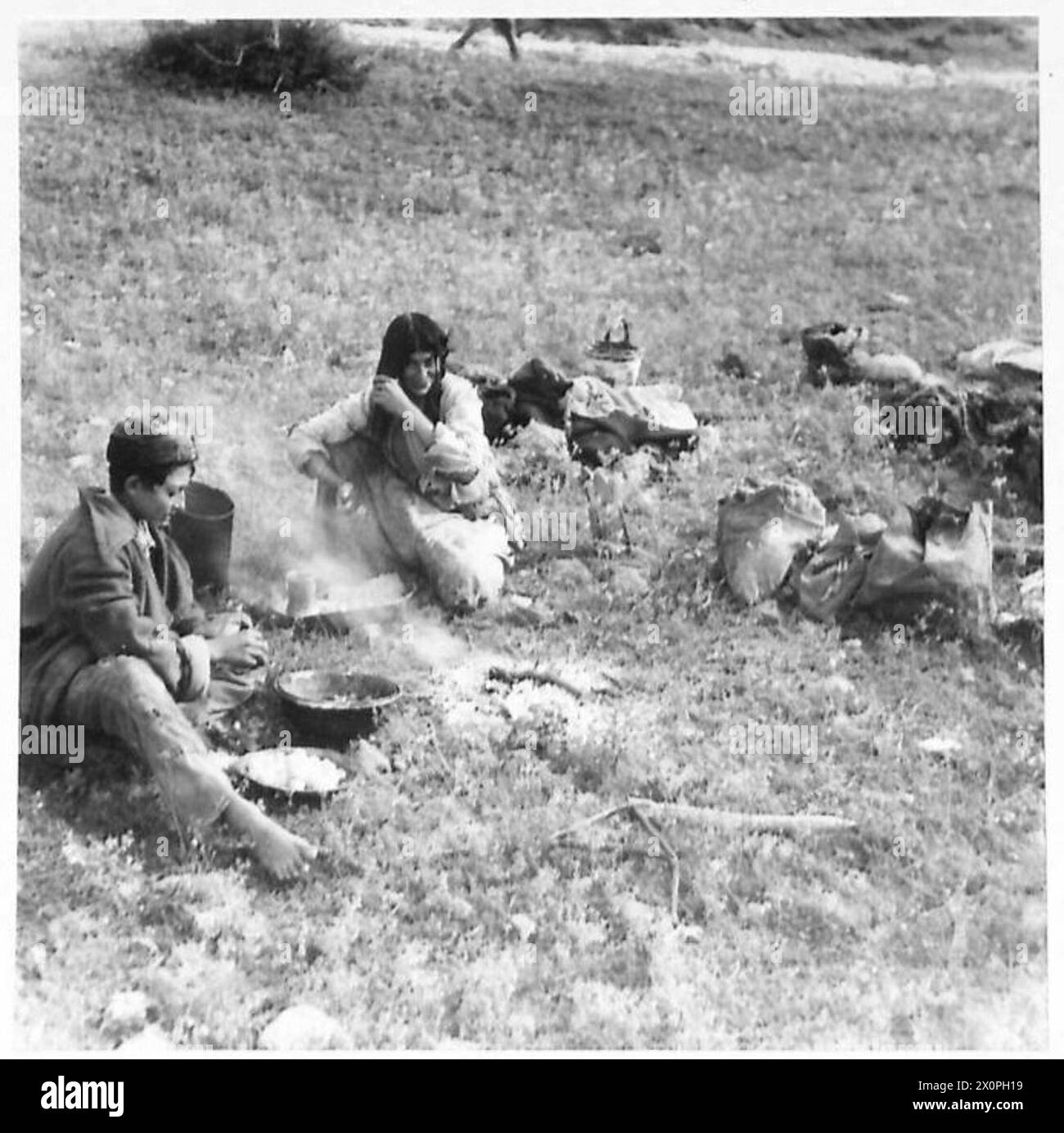 Fotografie che raffigurano le comunità montane greche colpite dall'occupazione tedesca e bulgara, mostrando villaggi danneggiati, scarsità di cibo e residenti esposti a condizioni fredde durante la seconda guerra mondiale Foto Stock