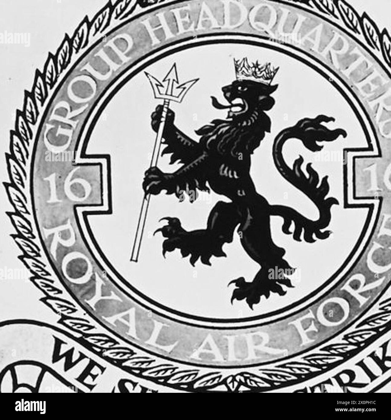 Lo stemma e il motto 'We Seek to Strike' della sede centrale del gruppo No.16, RAF, sono conservati in un negativo fotografico. Foto Stock