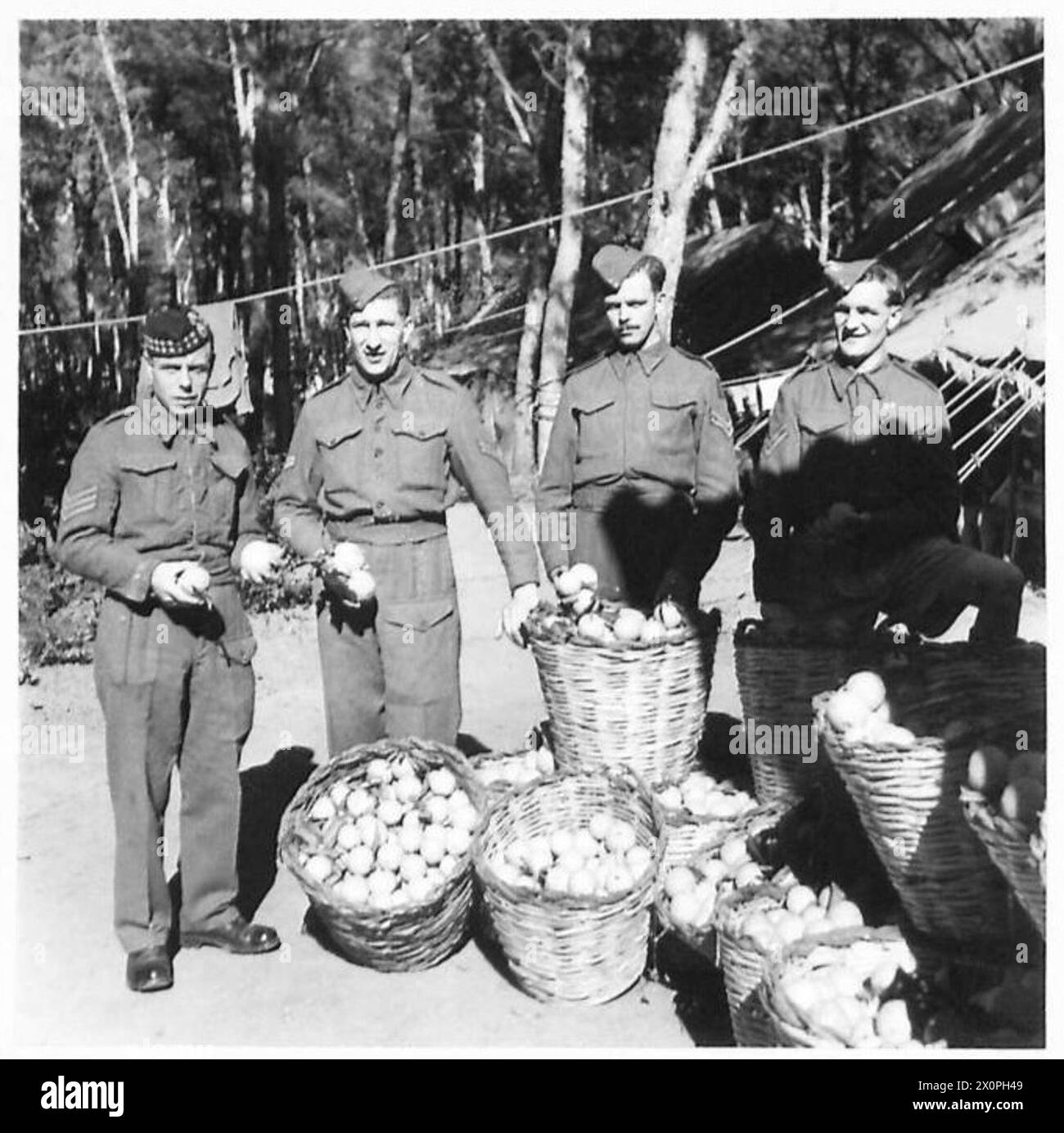 Il sergente A. Bowden dei Royal Scots Fusiliers è Chief Clerk of Sales al No. 8 Convalescent Depot in Nord Africa, assistito dal Cpl. F. Wormald, Bdr. R. Birss, e il Cpl. J.E. Lindley, tutto il personale dell'esercito britannico. Foto Stock