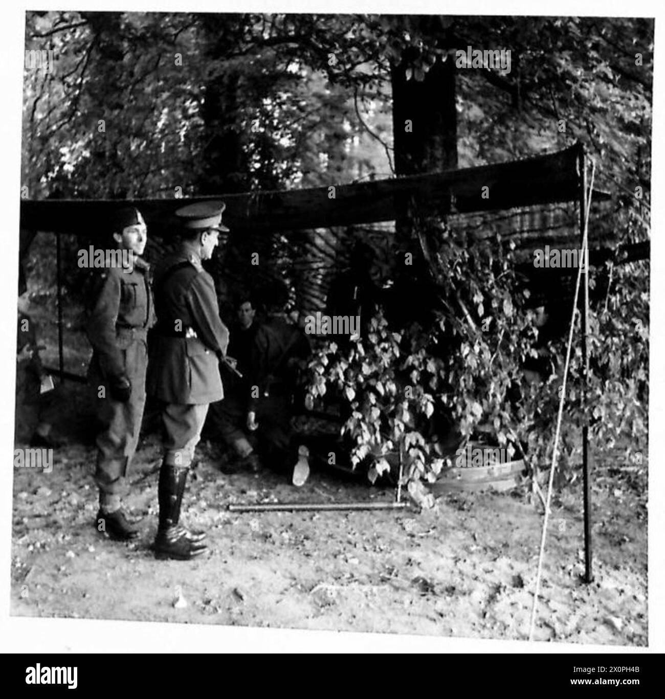 La fotografia mostra il comandante in capo che ispeziona una fossa mimetica durante la sua visita alle forze norvegesi. Foto Stock