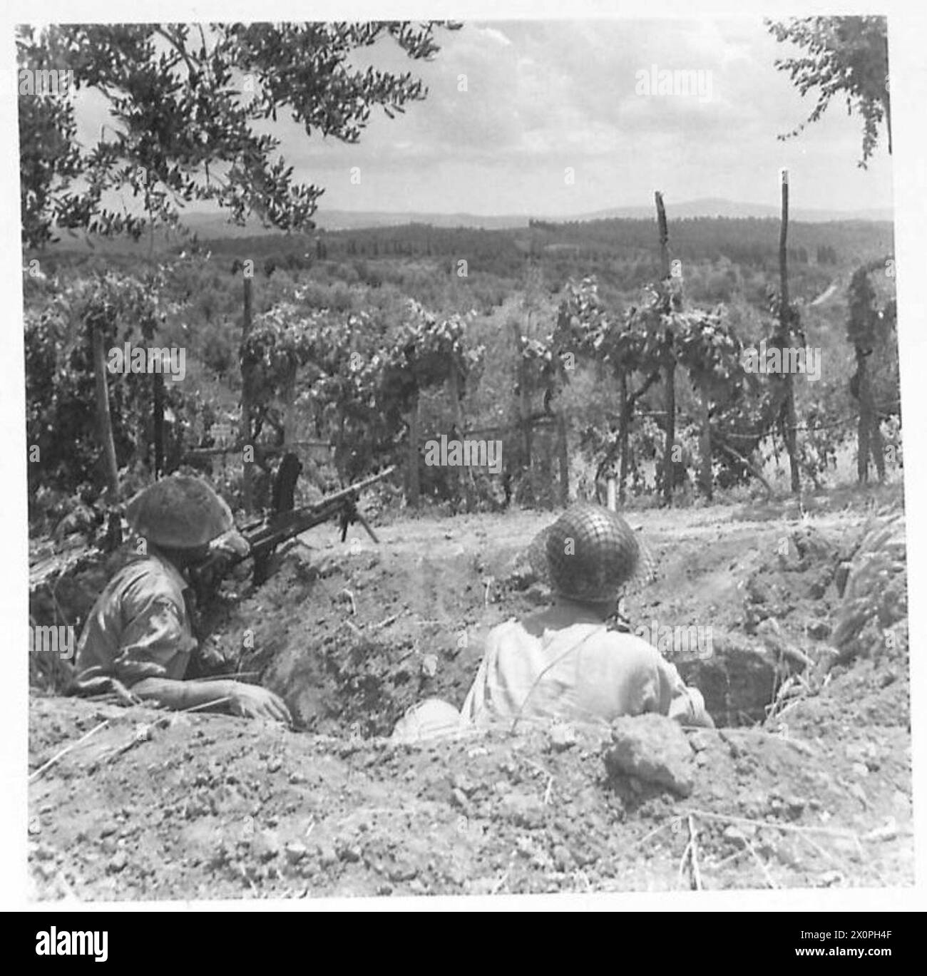 Riflemen e Bren cannonieri in trincee frontali forniscono copertura di fiancheggiamento durante una pattuglia su terreni difficili in Nord Africa, Sicilia, Italia, Balcani e Austria tra il 1942 e il 1946. Negativo fotografico dell'esercito britannico. Foto Stock