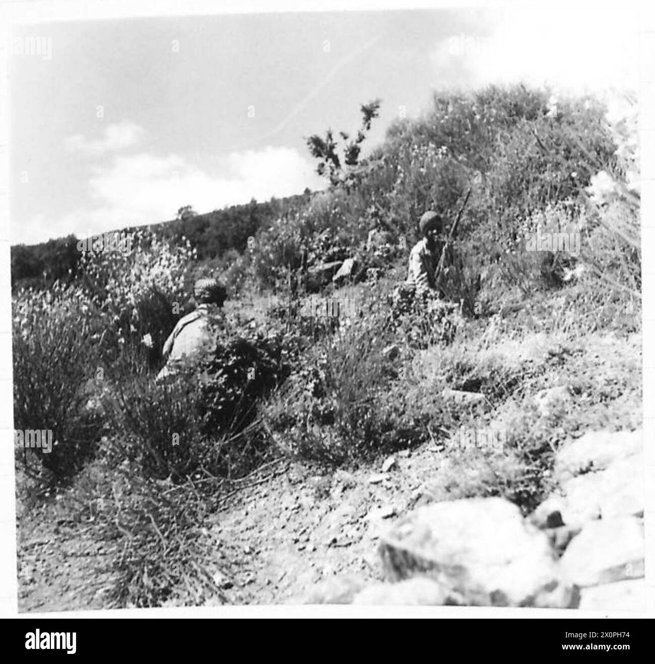 L'ESERCITO BRITANNICO IN NORD AFRICA, SICILIA, ITALIA, BALCANI E AUSTRIA 1942-1946 - la prima cosa da fare è scavare contro il contrattacco nemico. Negativo fotografico, British Army Foto Stock