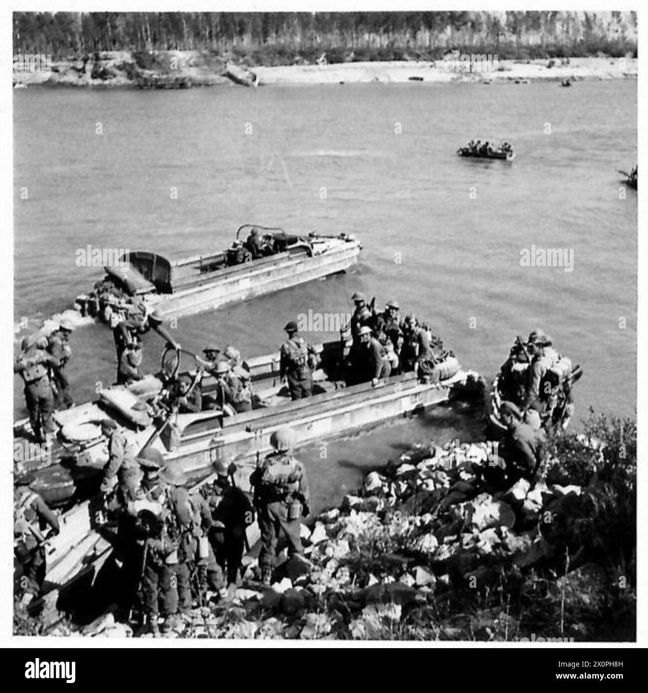 La fanteria della New Zealand Division attraversa il fiume po verso la riva nord in DUKW e piccoli mezzi d'assalto. Negativo fotografico, British Army. Foto Stock