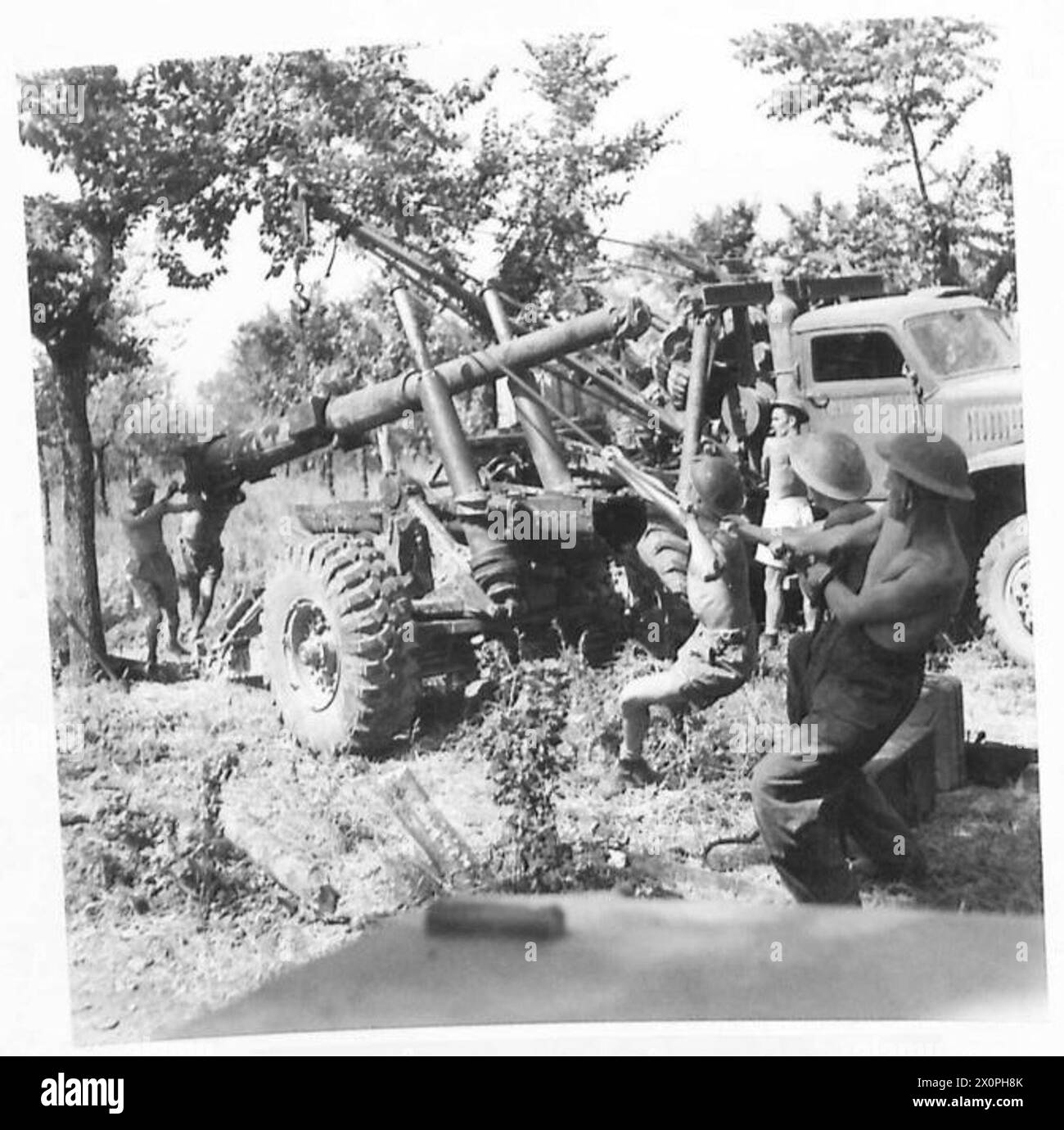 Una pistola media viene riparata mediante saldatura e riassemblata sul campo con l'aiuto del personale per riportare la canna in posizione, registrata su un negativo fotografico. Foto Stock