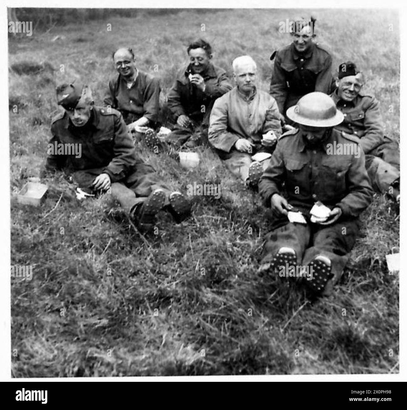 Gli ex soldati della guerra precedente lavorano nel Pioneer Corps per la pulizia della terra. Negativo fotografico, British Army. Foto Stock