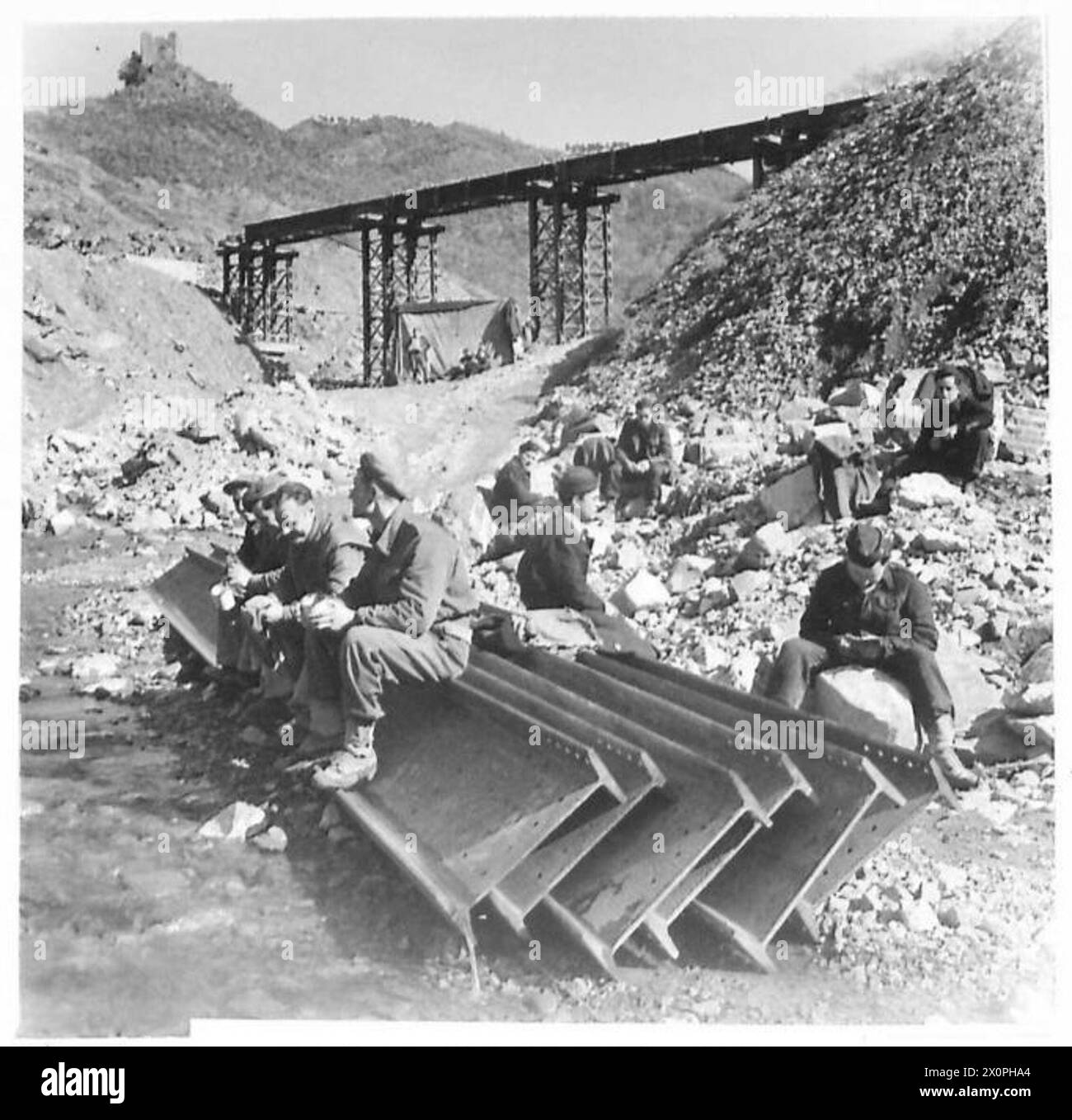 Pausa pranzo presso un ponte costruito tra i tunnel 7 e 8 durante la ricostruzione della ferrovia in Italia. Negativo fotografico, British Army. Foto Stock