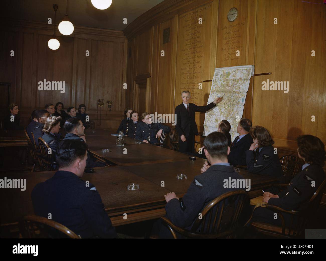 La Royal Air Force e il personale femminile della Royal Air Force frequentano l'addestramento di reinsediamento presso la Manchester Central Library nel 1945, preparandosi a diventare istruttori per la RAF Education and Vocation Training School del dopoguerra. Foto Stock