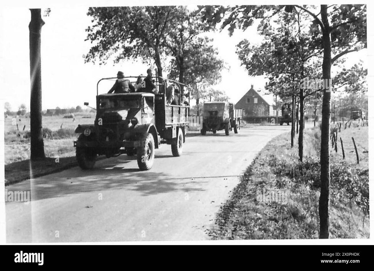 I camion dell'esercito trasportano gli evacuati olandesi dalle zone di battaglia a case più sicure. La scena documenta l'evacuazione civile durante la guerra. Negativo fotografico dell'esercito britannico, 21st Army Group. Foto Stock