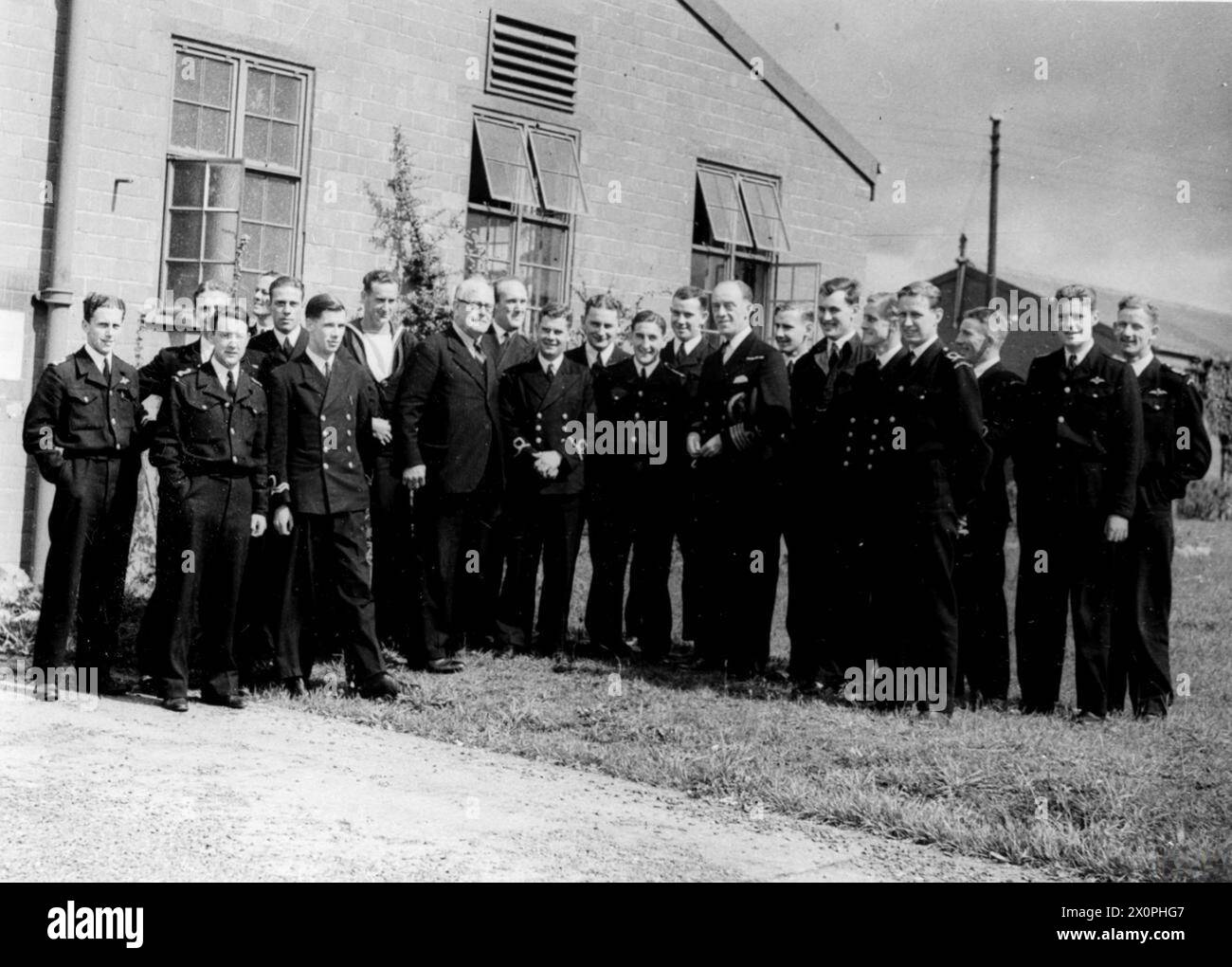 L'ALTO COMMISSARIO NEOZELANDESE INCONTRA GLI AVIATORI NEOZELANDESI. 28 AGOSTO 1944, YEOVILTON ROYAL NAVAL AIR STATION. W J JORDAN, ALTO COMMISSARIO NEOZELANDESE, SI È INCONTRATO E HA PARLATO CON AVIATORI NEOZELANDESI DURANTE LA SUA VISITA IN UNA STAZIONE AEREA DELLA ROYAL NAVAL. - Il signor W J Jordan, alto Commissario per la nuova Zelanda, accompagnato dal capitano C L Keightly-Peach, DSO, OBE, comandante della stazione, si ferma a parlare con i neozelandesi durante il tour Foto Stock