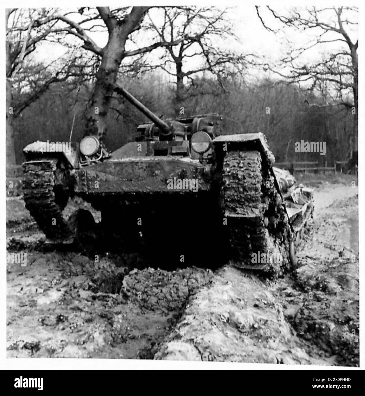 Fotografia di un serbatoio di San Valentino che traina un Cruiser Mk. IV attraverso il fango profondo su un terreno di prova dell'esercito britannico. Foto Stock