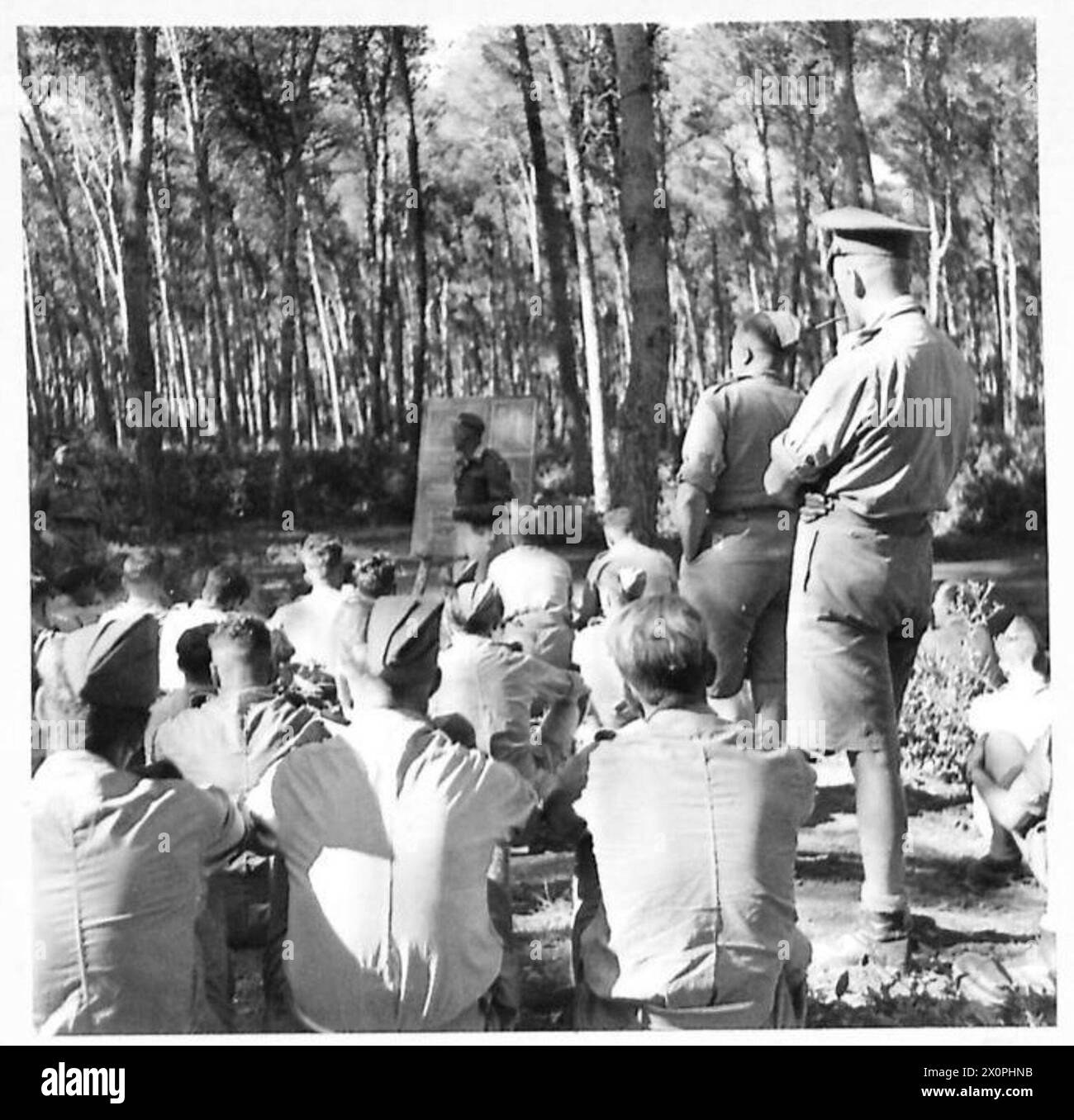 A.C.2. Ashbridge di Liverpool tiene una lezione di apprezzamento dell'arte ai pazienti in una casa di convalescenza in una foresta di pini in Nord Africa, parte di una serie di 26 classi educative organizzate dall'esercito britannico. Foto Stock