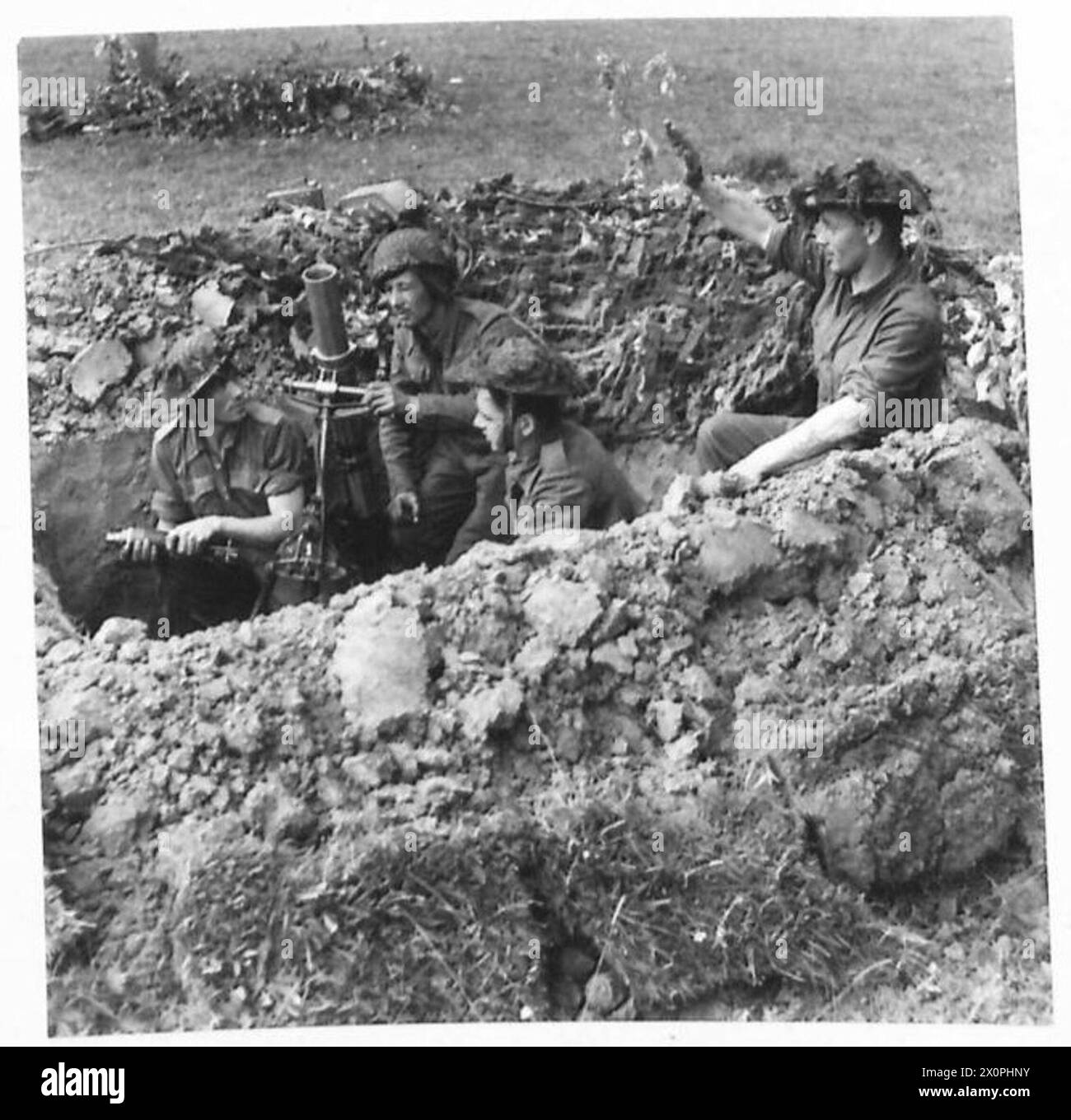Le truppe britanniche della Black Watch gestiscono un mortaio da 3 pollici vicino a Heronvillette, in Normandia, durante la campagna alleata nell'Europa nordoccidentale, dal 6 giugno 1944 al 7 maggio 1945. Foto Stock