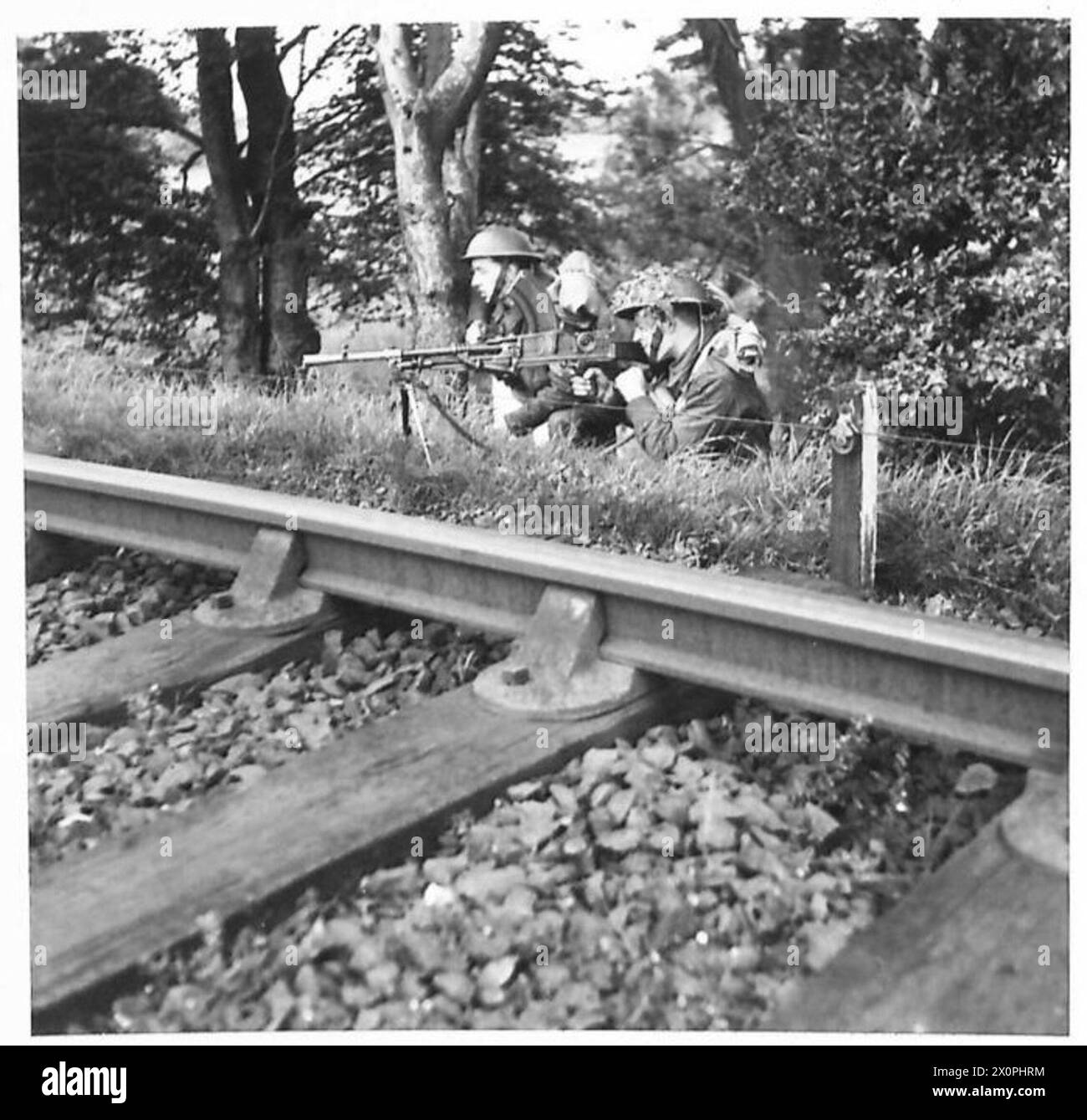 Un cannoniere granatiere mantiene una posizione difensiva su un argine ferroviario durante un'esercitazione dell'esercito dell'Ulster. Foto Stock