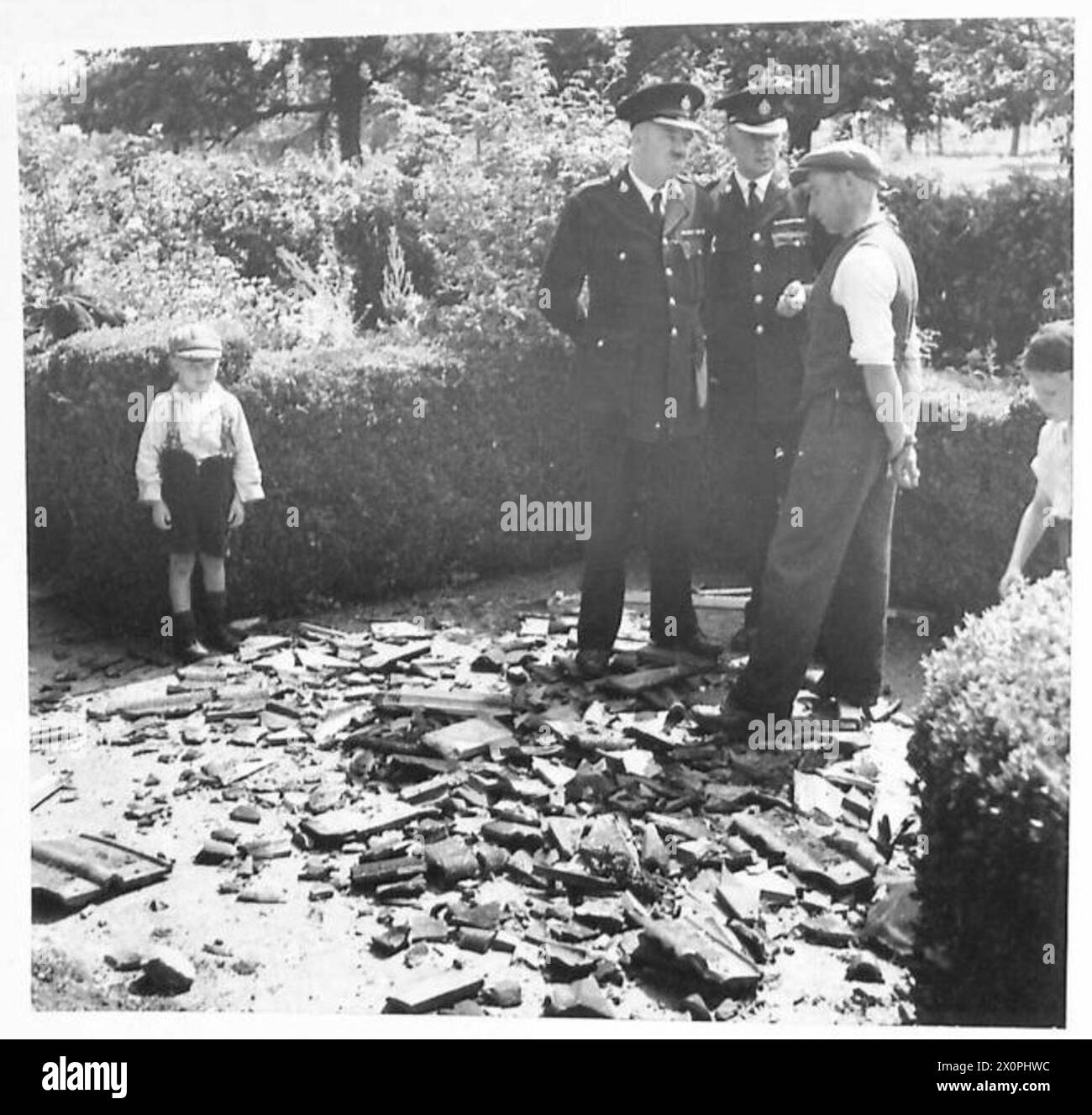 I Royal Engineers conducono lavori di demolizione, mentre il Chief Constable riceve reclami sui danni alla proprietà da parte dei proprietari a seguito dell'esplosione controllata. Foto Stock