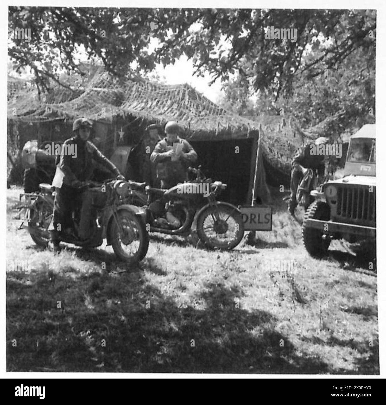 I conducenti che utilizzano motociclette e jeep sono posizionati presso il banco DRL di un quartier generale del corpo in Francia, a supporto delle operazioni di comunicazione dell'esercito britannico. Foto Stock
