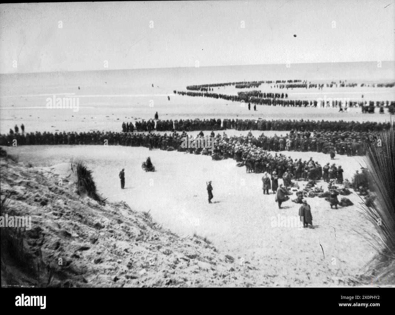 DUNKERQUE 26-29 MAGGIO 1940 - le truppe britanniche si schierano sulla spiaggia di Dunkerque per attendere l'evacuazione dell'esercito britannico Foto Stock
