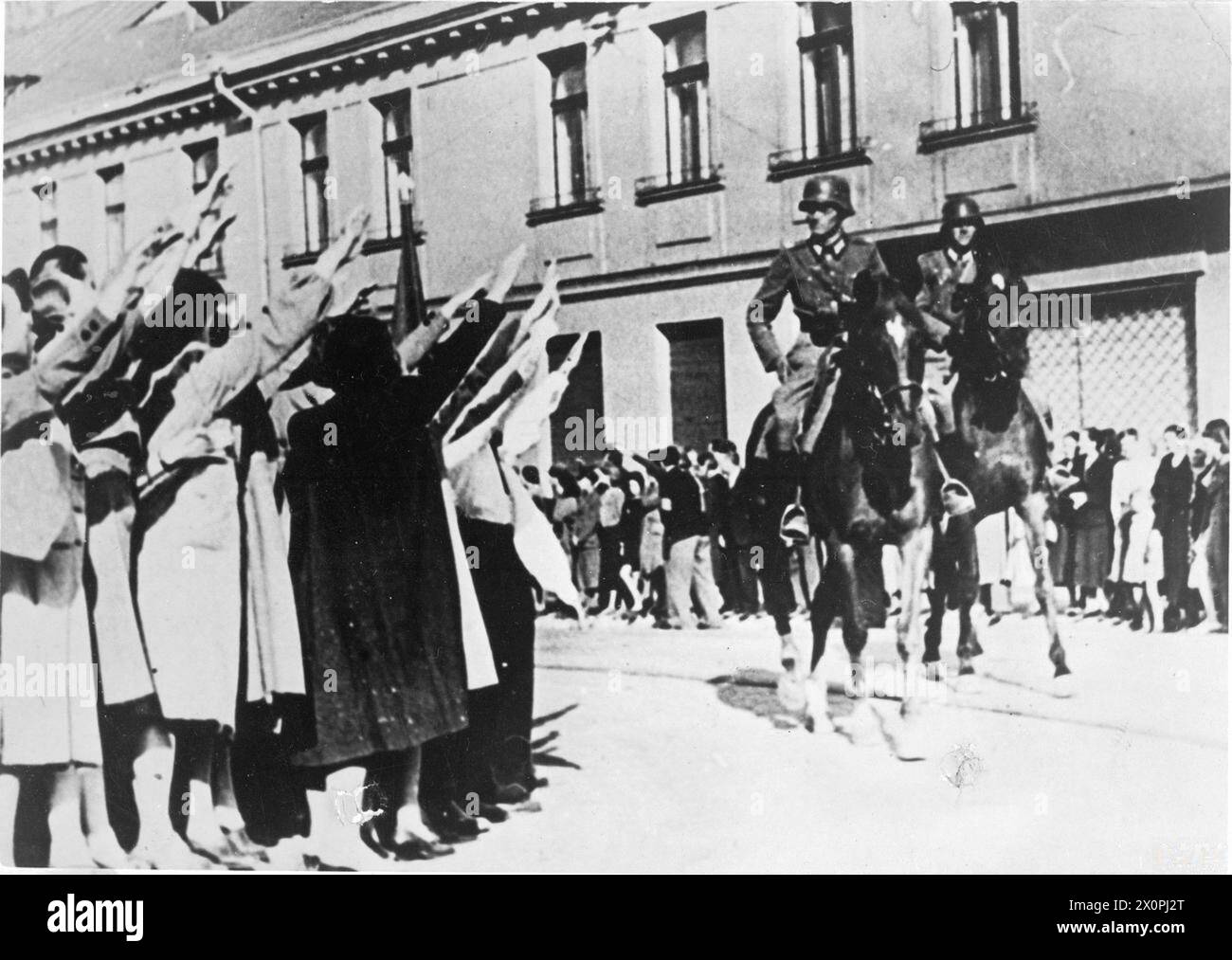 La cavalleria tedesca entra a Łódź (Litzmannstadt) nel settembre 1939 durante l'invasione tedesca della Polonia, accolta dai membri locali della comunità tedesca. Foto Stock