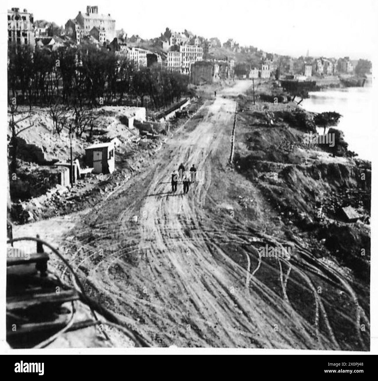 Vista panoramica del porto di Boulogne con banchine, acqua e zona circostante. Foto Stock
