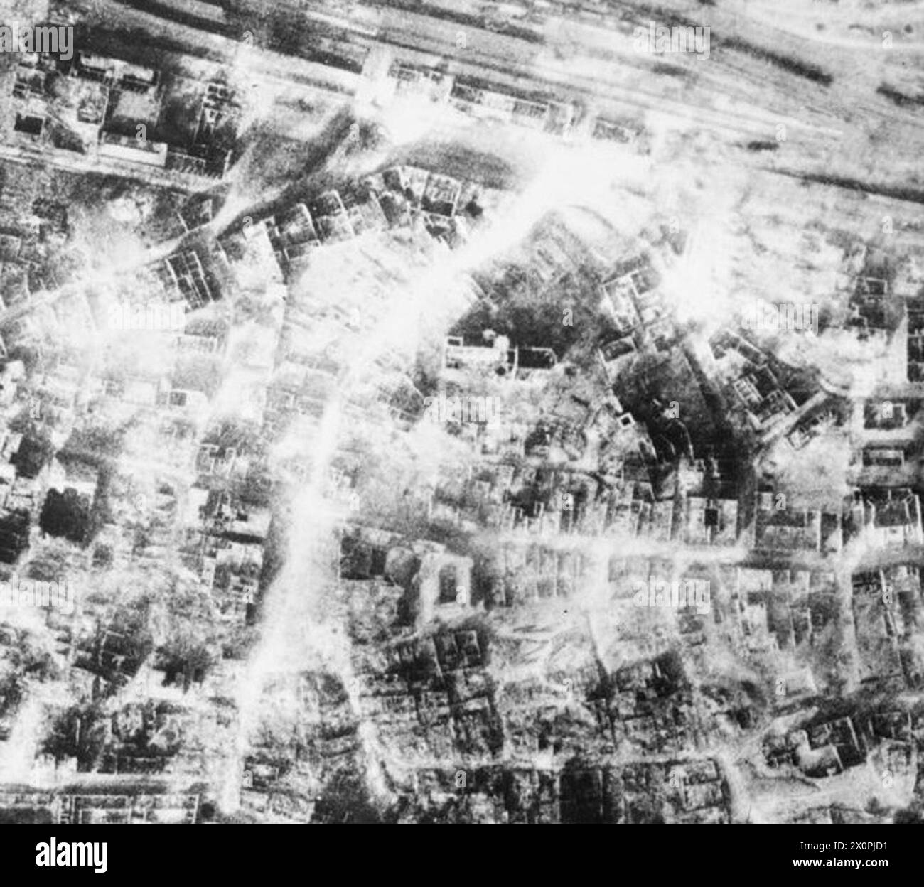 La ricognizione aerea mostra Pforzheim, Germania devastata dai bombardamenti d'area del 23–24 febbraio 1945 da 367 Avro Lancaster e 13 De Havilland Mosquitos del RAF Bomber Command, uccidendo oltre 17.000. Foto Stock