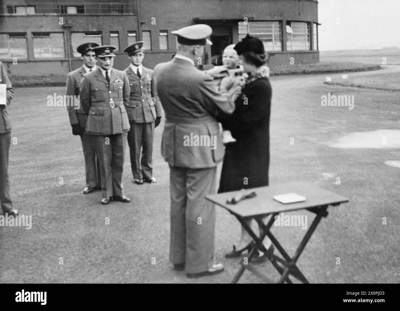 Il decenne Marian Edward Bełc riceve la Distinguished Flying Cross di suo padre, l'ufficiale pilota Bełc, dal commodoro W. H. Dunn durante una cerimonia alla RAF di Grangemouth il 21 settembre 1942. Negativo fotografico. Foto Stock