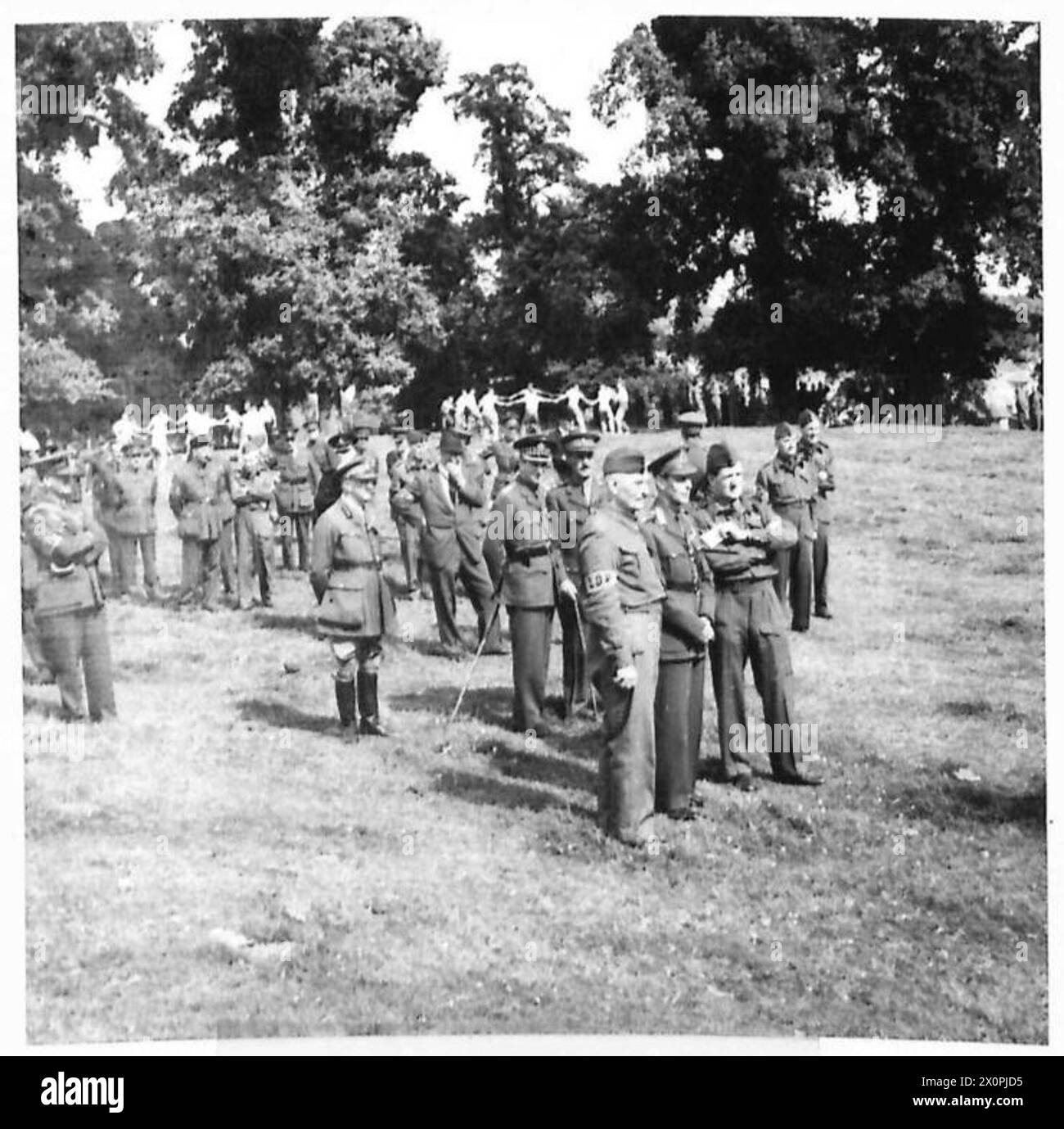 Sua Maestà il Re ispeziona le guardie interne durante una revisione dell'esercito britannico. Foto Stock
