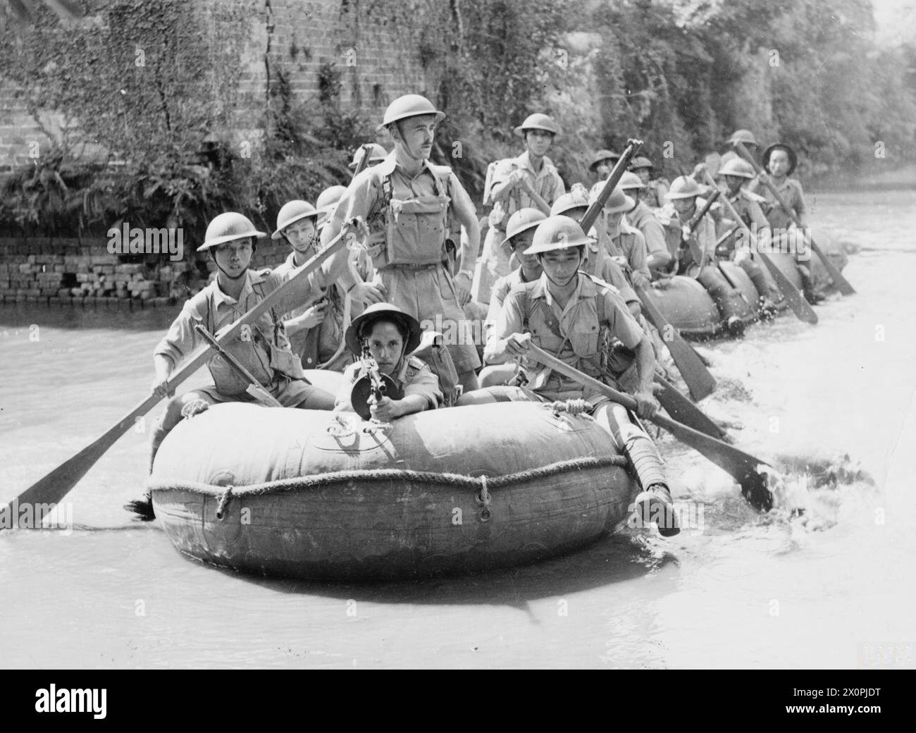 Le truppe britanniche e cinesi conducono esercitazioni su gommoni durante la campagna dell'Estremo Oriente a Hong Kong, 1941, fotografate in formato negativo. Foto Stock