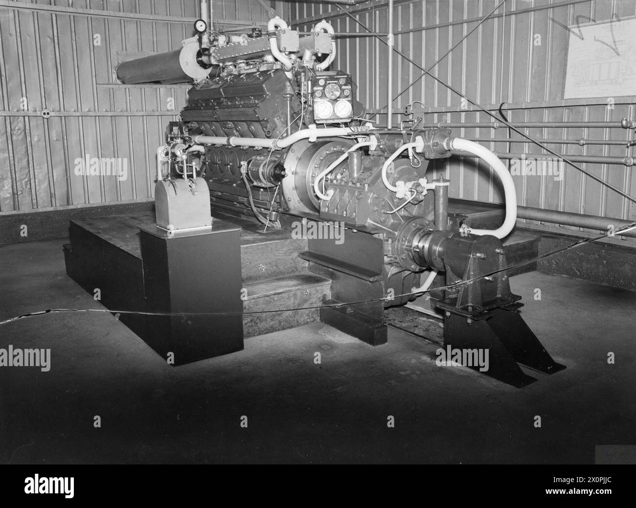 SCUOLA DI MOTORI A COMBUSTIONE INTERNA DELLA ROYAL NAVY. LUGLIO 1945, HELLENSBURGH, ROSNEATH, SCOZIA. - Vano motore diesel (Paxman) Foto Stock