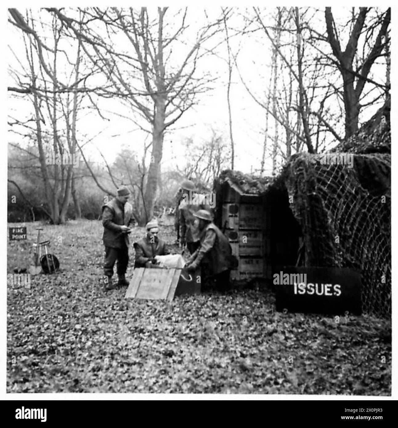 Un addetto al magazzino specializzato dell'Ordnance Beach Detachment distribuisce i negozi di ordigni alle formazioni avanzate, documentando le operazioni di fornitura e la logistica. Negativo fotografico dell'esercito britannico. Foto Stock