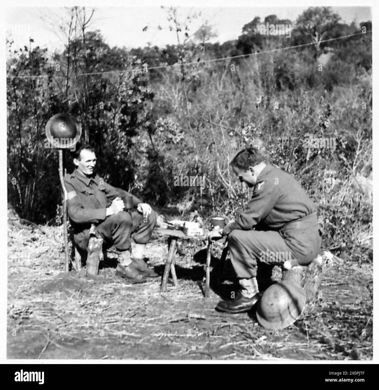 Il sergente Girdwood dei Royal Signals e il soldato Allen creano un tavolo improvvisato e bevono un tè alla testa di ponte di Anzio. Foto Stock