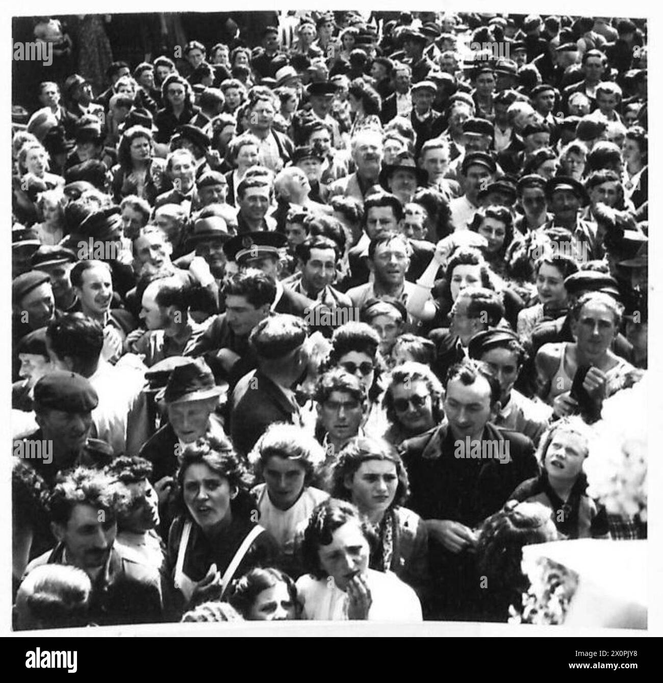 Pierre Lefevre è accolto dai civili in una cerimonia formale dopo essere stato via per cinque anni, dimostrando il riconoscimento pubblico e la commemorazione. Foto Stock