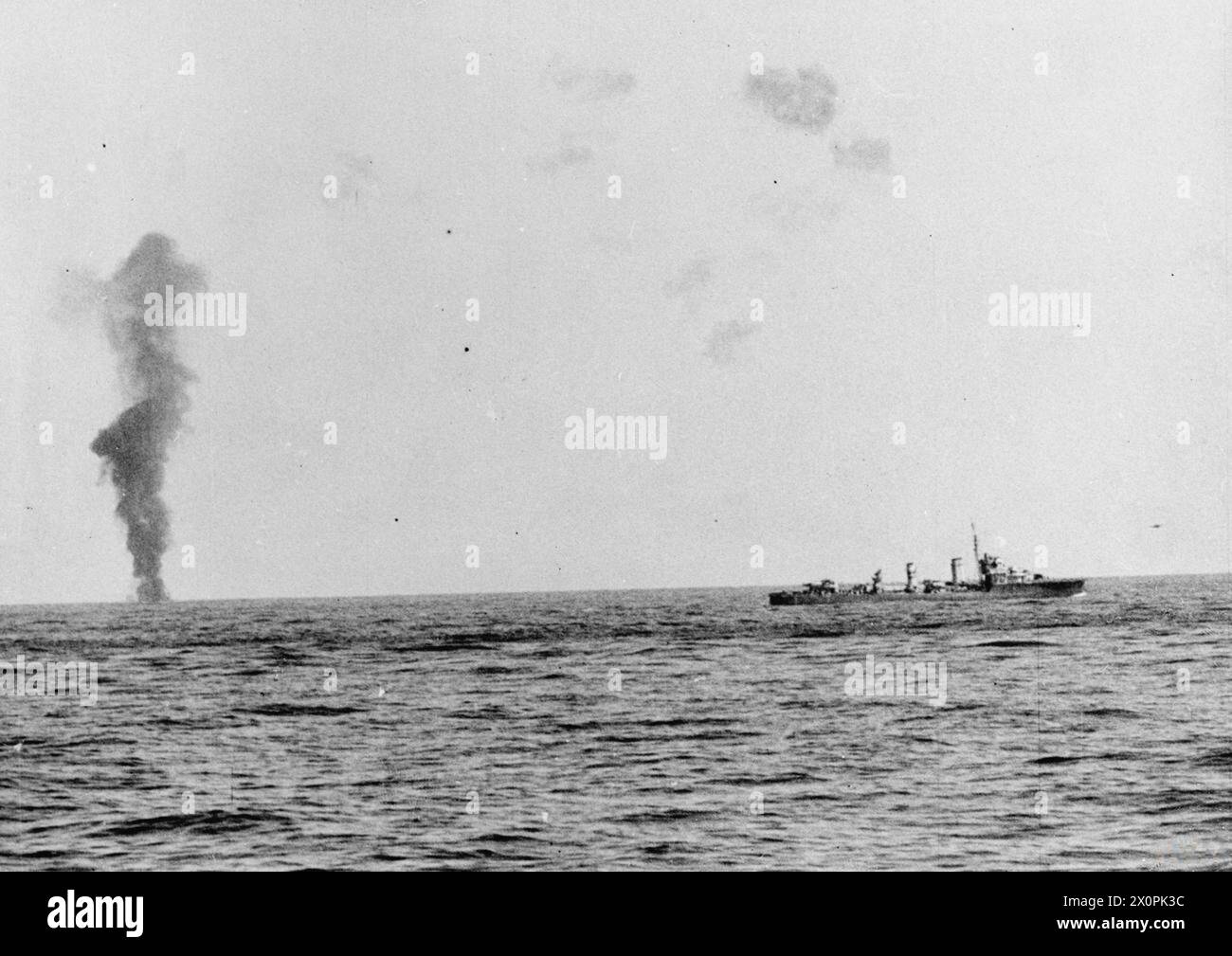 Gli aerei italiani bruciarono sull'acqua durante l'operazione convoglio di Malta, che subì perdite tra il 14 e il 16 giugno 1942. Foto Stock
