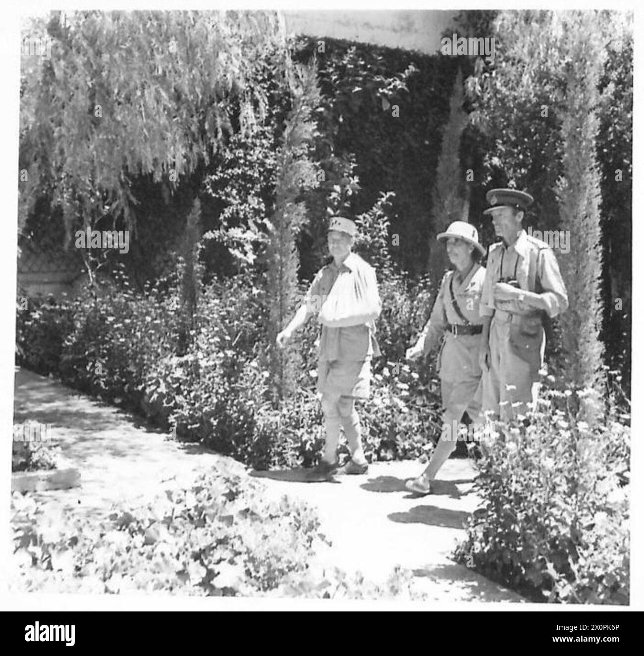 LA CADUTA DI DAMASCO - Genrral Catroux e il generale le Gentilhomme con un alto ufficiale di stato maggiore che cammina nel terreno della Casa del governo. Negativo fotografico, British Army Foto Stock