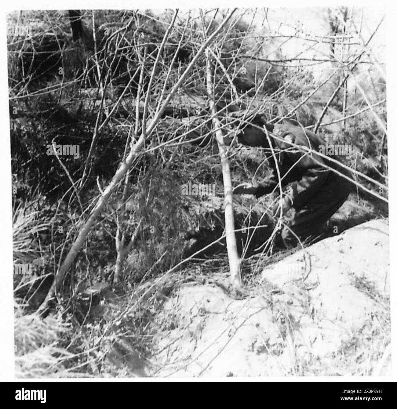 Il feldmaresciallo Alexander ispeziona i dugouts e le attrezzature nemiche tra il lago di Comacchio e il mare dopo un attacco Commando riuscito. Foto Stock