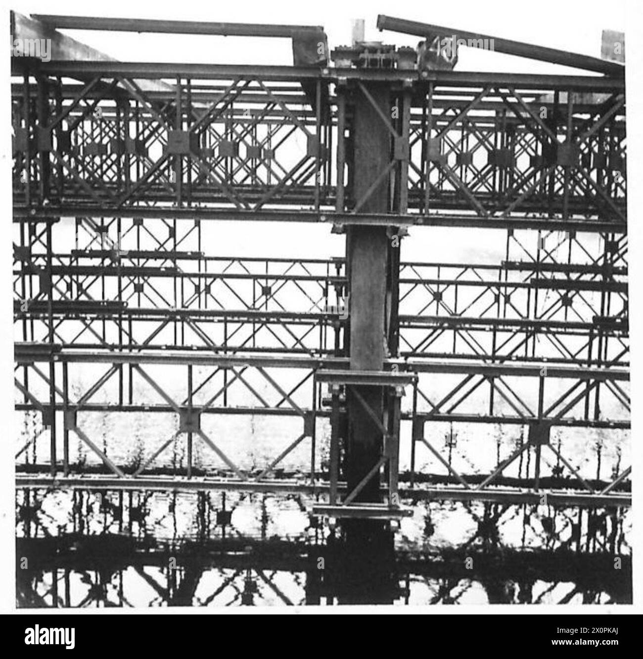 Il molo di St. Katherine's Dock è mostrato in vista generale per le operazioni di trasporto e attracco. Foto Stock