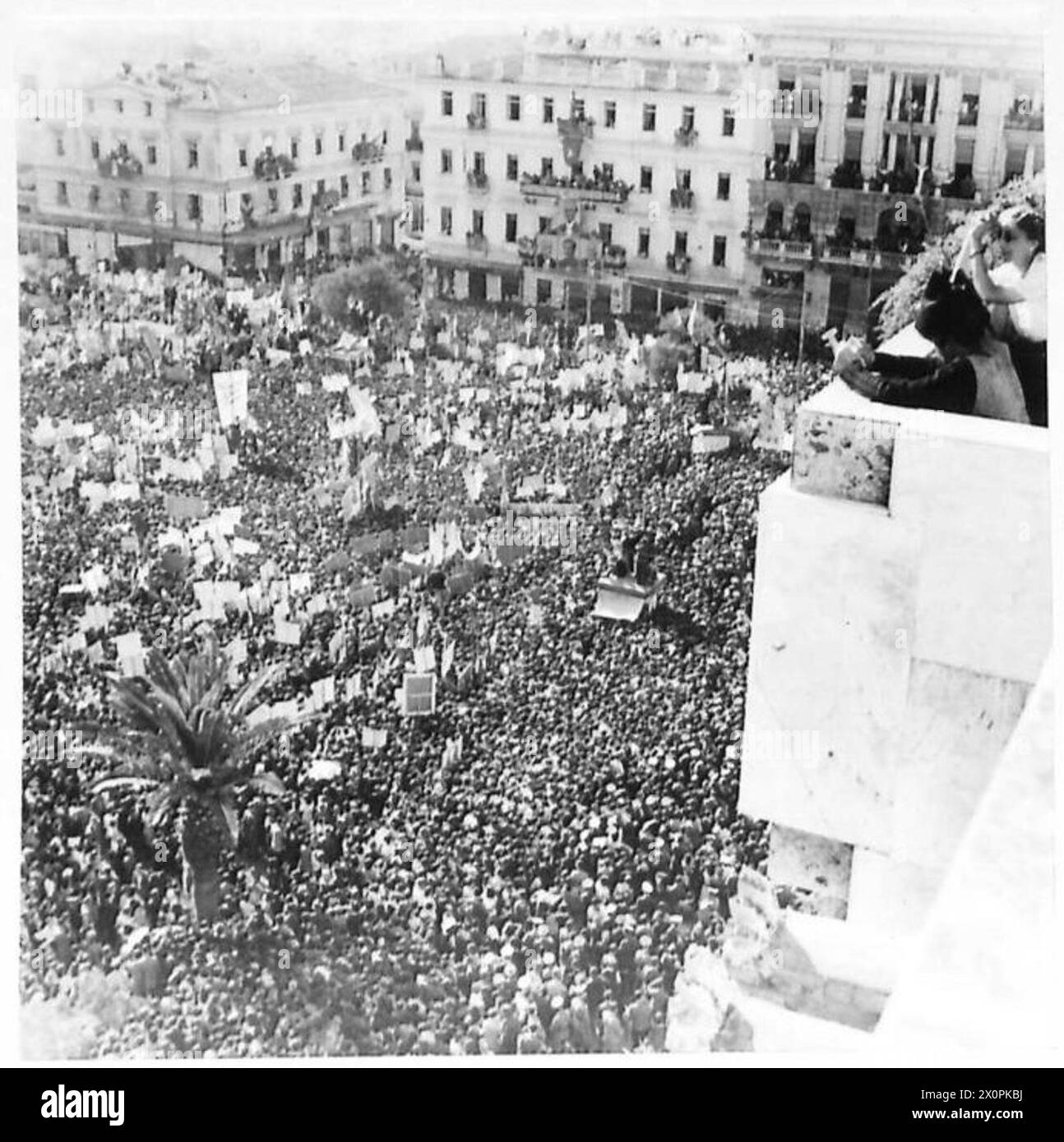 Una grande folla ascolta il discorso del primo Ministro trasmesso attraverso gli altoparlanti durante la formazione del nuovo governo in Grecia. Negativo fotografico, British Army. Foto Stock