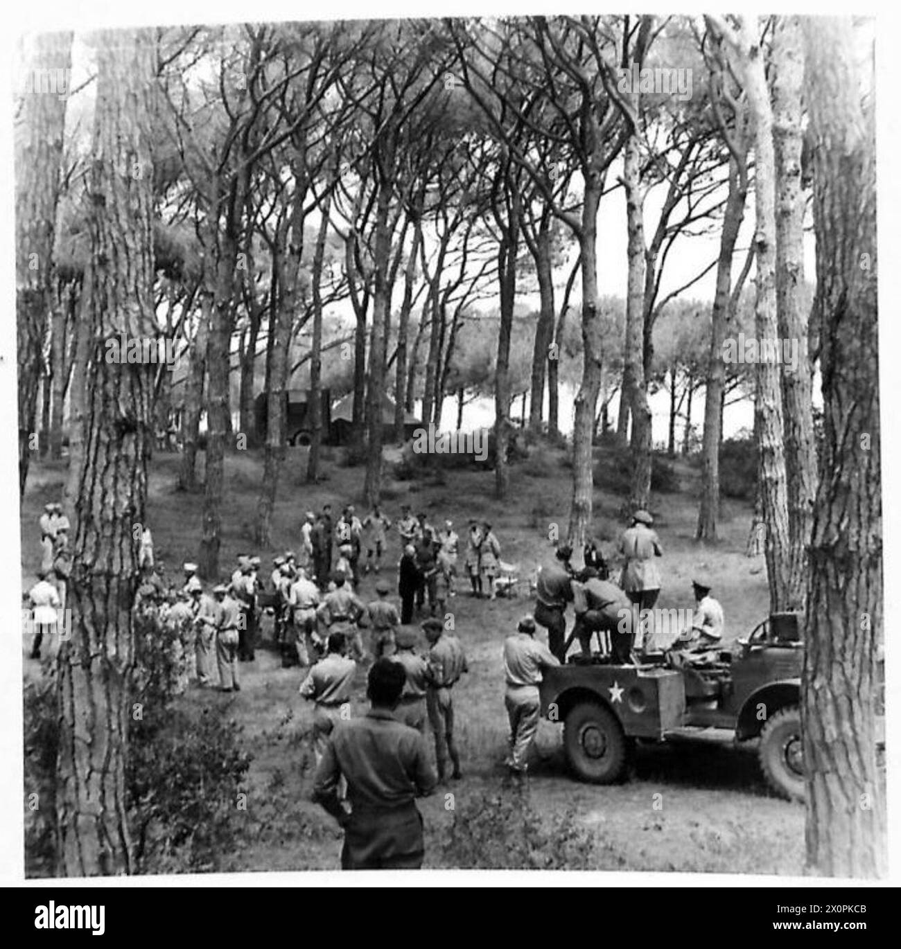 Sua Maestà il Re incontra l'arcivescovo Spellman presso il quartier generale del generale Clark durante una visita alla Quinta Armata. Foto Stock