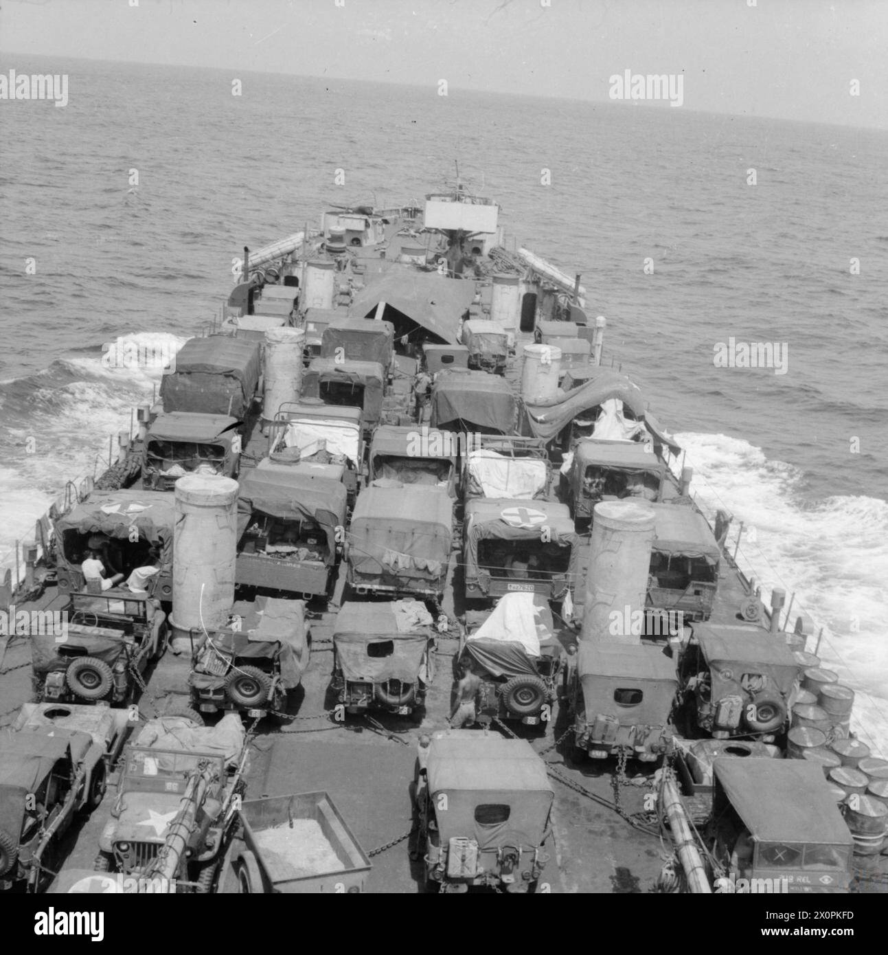 Vista del ponte dei veicoli della nave da sbarco Tank LST 304 durante il primo convoglio per Hong Kong dopo la resa giapponese nel 1945. Negativo fotografico, British Army. Foto Stock