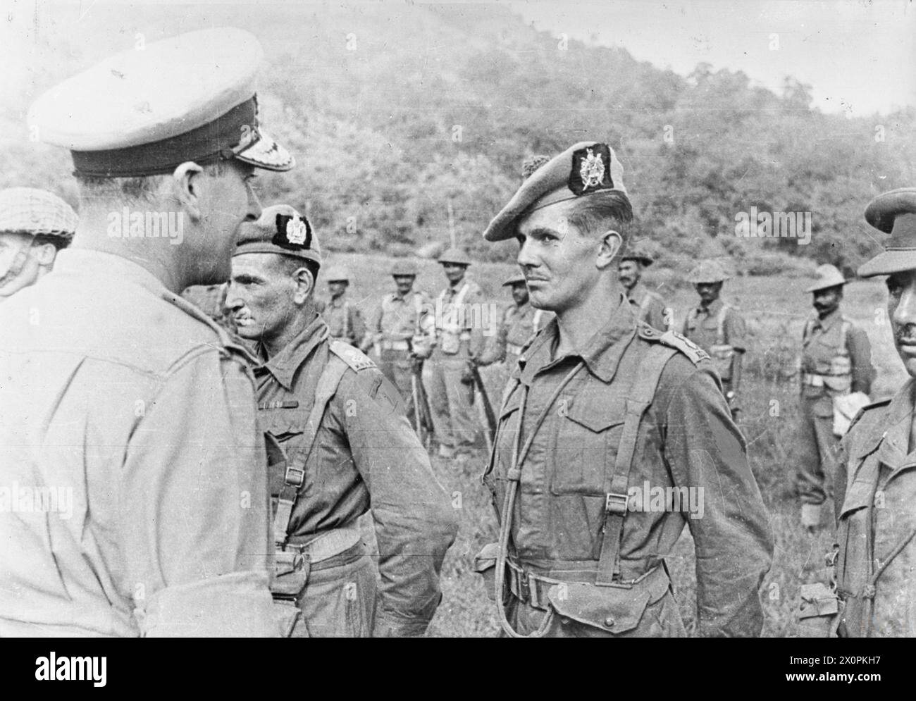 Fotografia che mostra Lord Louis Mountbatten che ispeziona gli ufficiali dell'esercito britannico vicino al fronte di Arakan in Birmania, dicembre 1943, durante le operazioni nel sud-est asiatico. Foto Stock