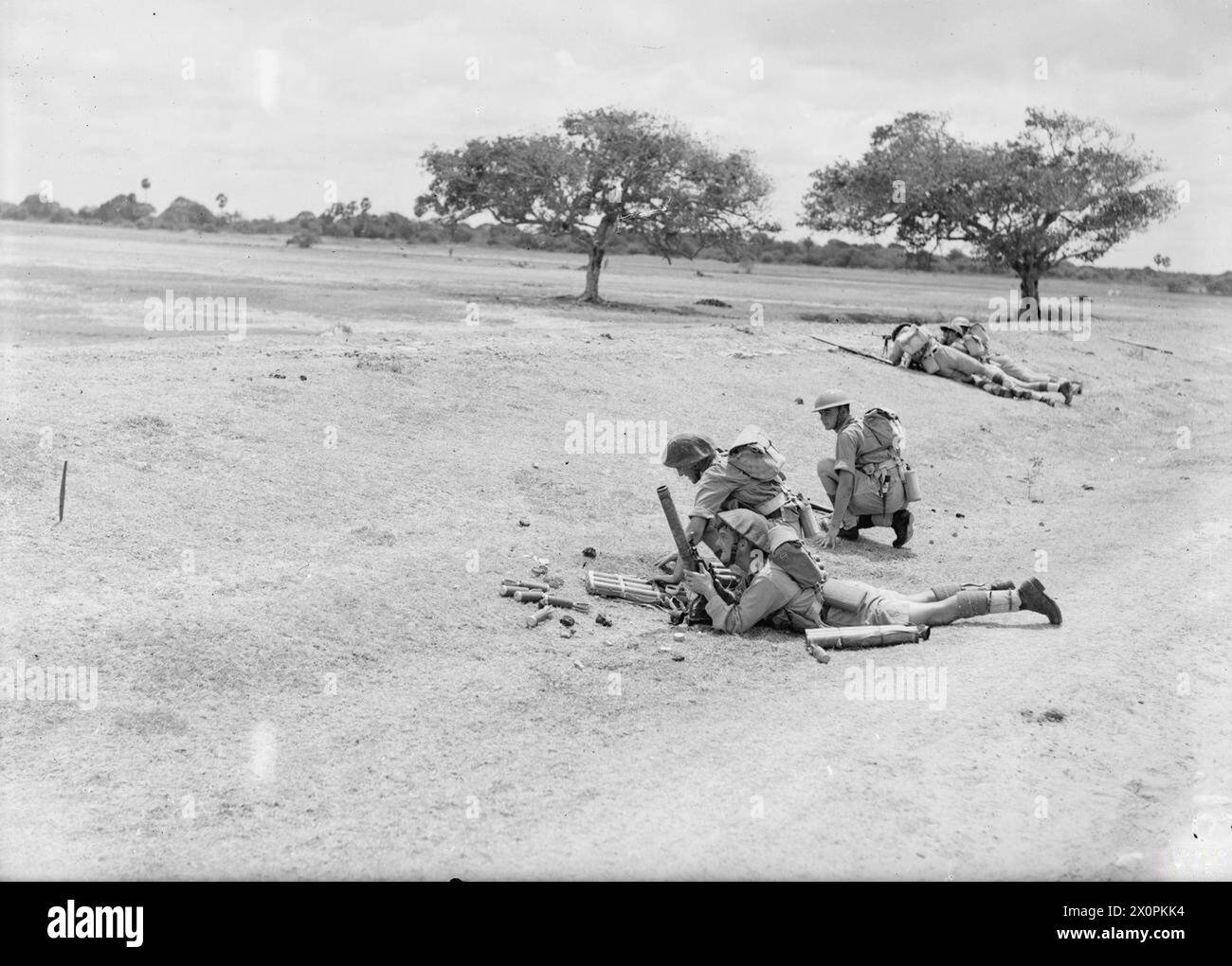 Il Royal Marine Group conduce addestramento alla difesa della base navale mobile, tra cui esercitazioni di artiglieria di plotone e supporto per le armi Bren presso l'11th Battalion Battlecourse a Ceylon, settembre 1943. Foto Stock