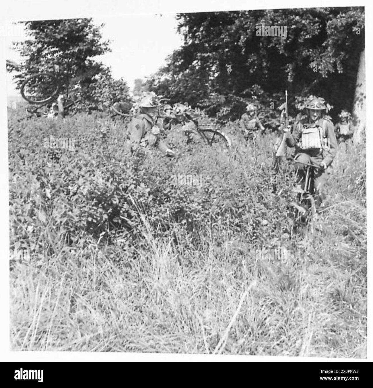 Una pattuglia ciclistica di fanteria naviga su terreni accidentati durante le manovre di addestramento. Foto Stock