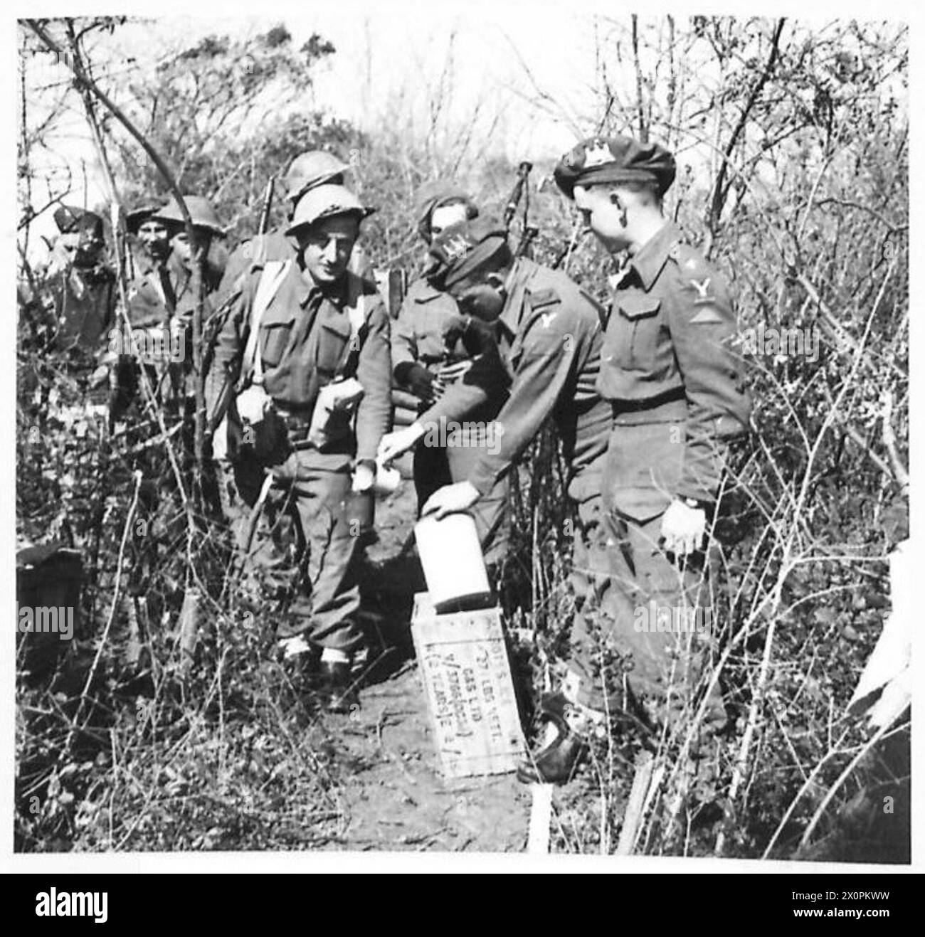 Il battaglione irlandese alla testa di ponte di Anzio celebra il giorno di San Patrizio con rum emesso e musica di pipa sotto le restrizioni del fuoco, documentando il morale delle truppe. Negativo fotografico. Foto Stock