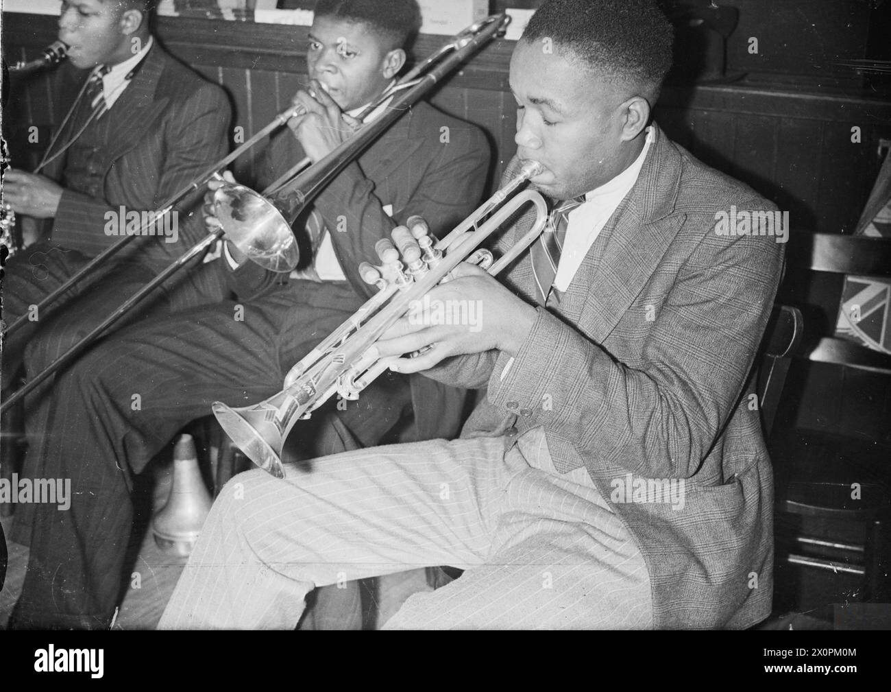 Una band suona al Colonial House, North Shields, County Durham nel 1942. Arthur White suona la tromba, Colin Stevens suona il trombone al centro e un sassofono è visibile sulla sinistra. Negativo fotografico. Foto Stock