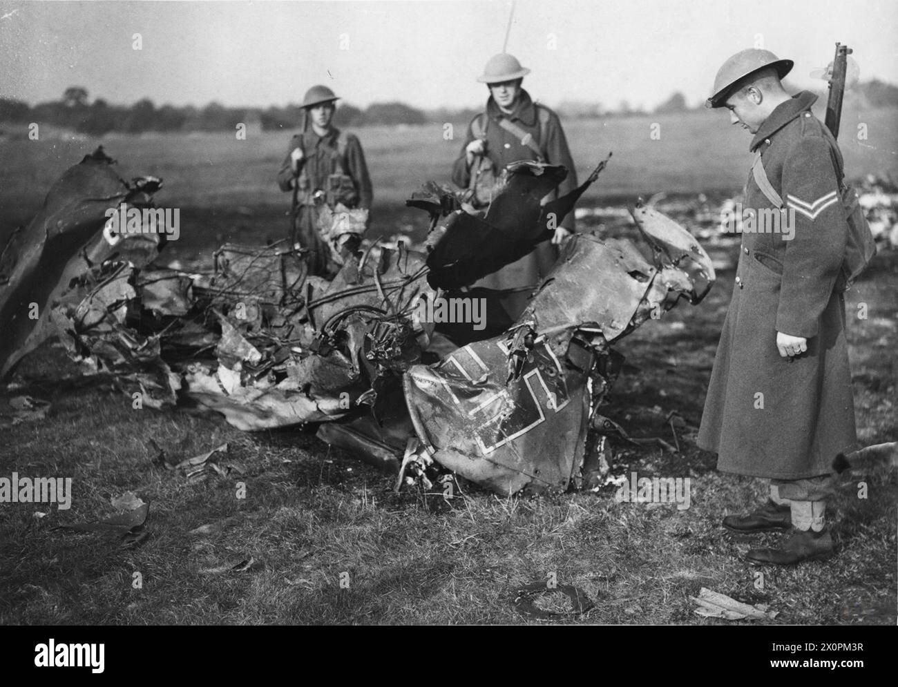 LA BATTAGLIA DELLA GRAN BRETAGNA del 1940 - le truppe esaminano il relitto di un Messerchmitt Bf 110 che fu abbattuto dopo un raid su Croydon, il 16 agosto 1940 Foto Stock