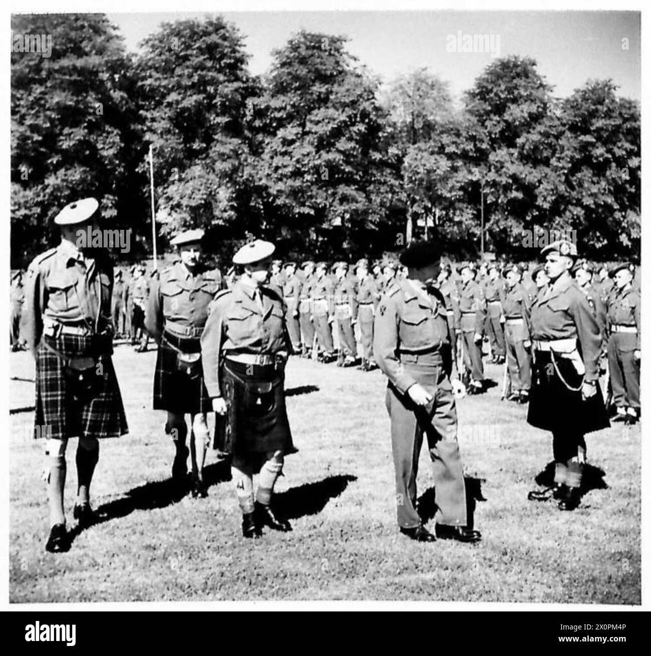 Il feldmaresciallo Montgomery ispeziona le unità della 15a divisione scozzese a Lubecca. Il maggiore generale C.M. Barber è visibile all'estrema sinistra. La scena raffigura le truppe dell'esercito britannico del 21st Army Group durante un'ispezione ufficiale. Foto Stock