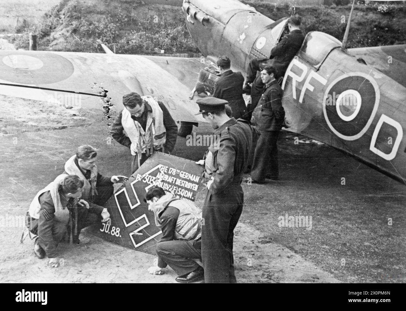 I piloti del No. 303 Polish Fighter Squadron si riuniscono a RAF Kirton-in-Lindsey intorno alla coda-pinna segnando la loro 178a vittoria aerea, uno Junkers Ju 88, il 26 agosto 1942. Lo Spitfire del tenente di volo Jan Zumbach mostra 11 morti distrutti e 2 probabili morti. Aeronautica militare polacca. Foto Stock