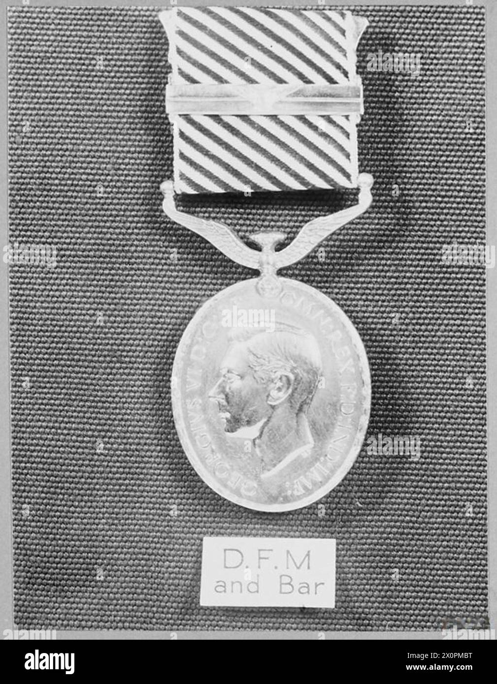 La fotografia mostra la Distinguished Flying Medal and Bar indossata dal personale della Royal Air Force nel 1944. Foto Stock
