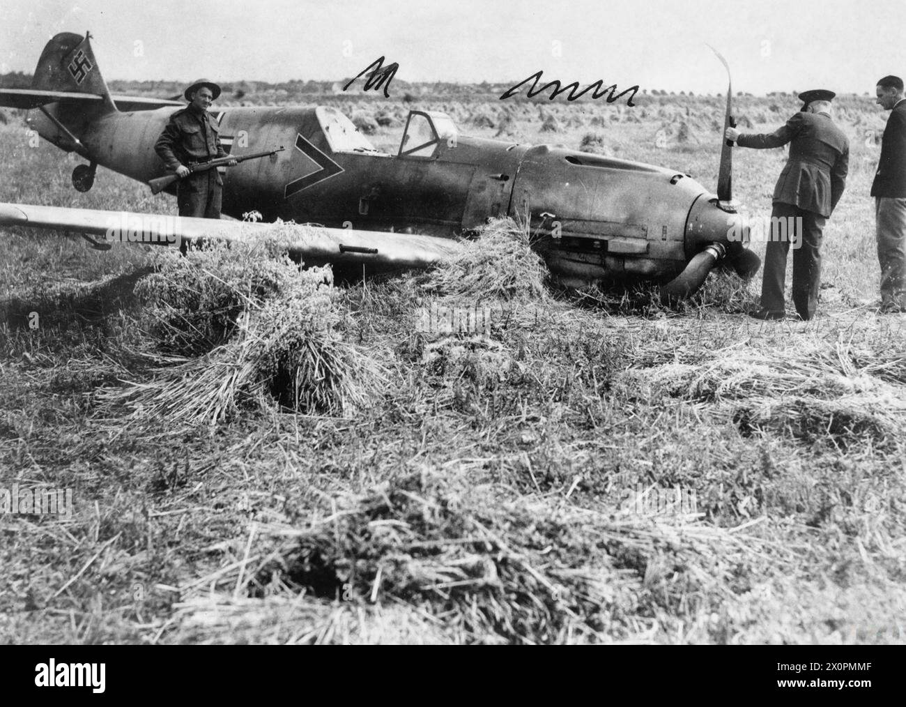 LA BATTAGLIA DELLA GRAN BRETAGNA - Messerschmitt Bf 109E-1 dell'Oberleutnant Paul Temme, Gruppe Adjutant del i/ JG 2 'Richtofen', che si schiantò vicino all'aeroporto di Shoreham nel Sussex il 13 agosto 1940 Foto Stock